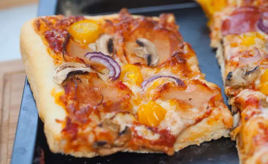 Przepis na ciasto na pizzę na dużą blachę - Idealne na imprezę
