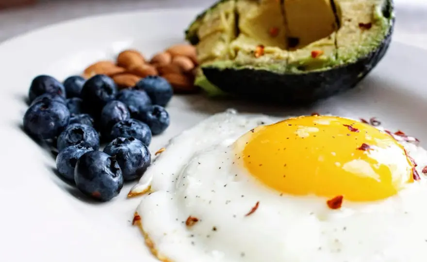 Keto przepisy – gdzie szukać inspiracji, by dieta ketogeniczna była smaczna i różnorodna?