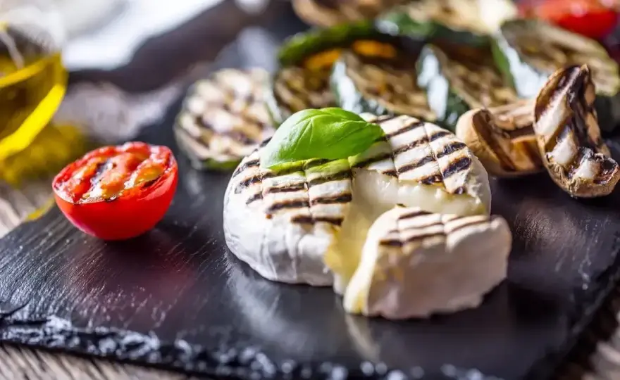 Camembert z grilla - Jak go przygotować, by nie wypłynął?