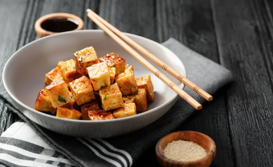 Tofu - Jak je przygotować, by nie było mdłe? Poznaj rodzaje i triki