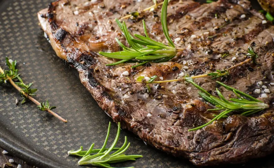 Stek wieprzowy na grillu - Jak uniknąć twardego i suchego mięsa?