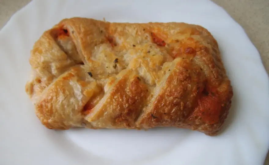 Przepis na ciasto francuskie z pomidorami i mozzarellą z Biedronki