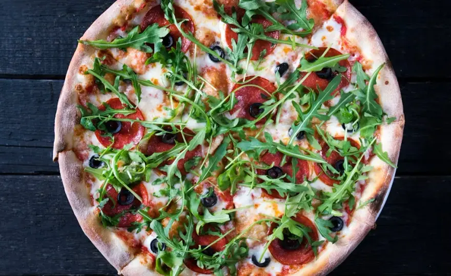 Pizza z gruszką i serem pleśniowym – wyjątkowy smak na każdą okazję