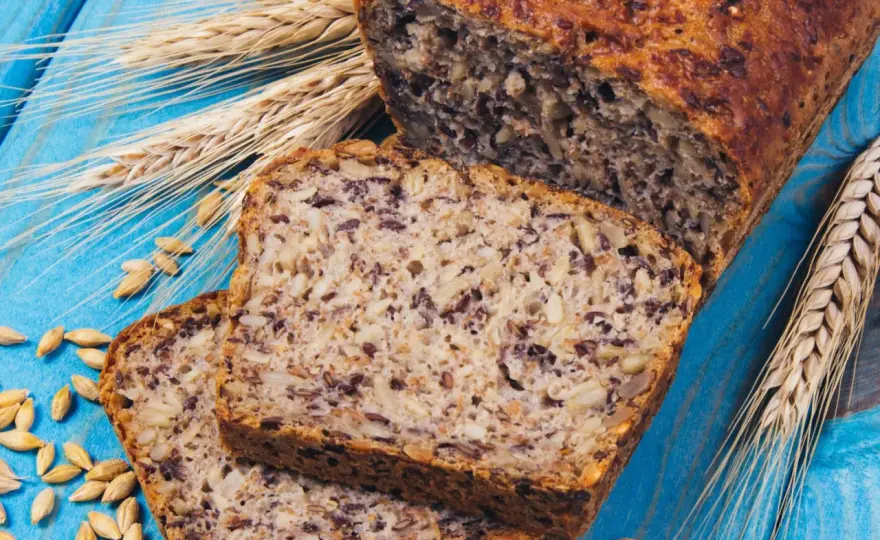 Chleb bez mąki z ziaren - Jak upiec bochenek, który się nie kruszy?