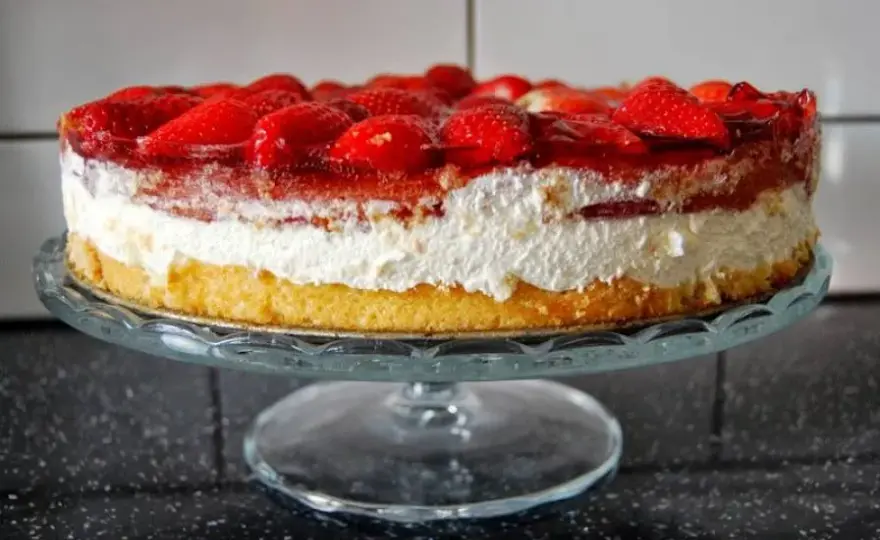 Pyszne ciasto biszkoptowe z bitą śmietaną. Prosty przepis krok po kroku