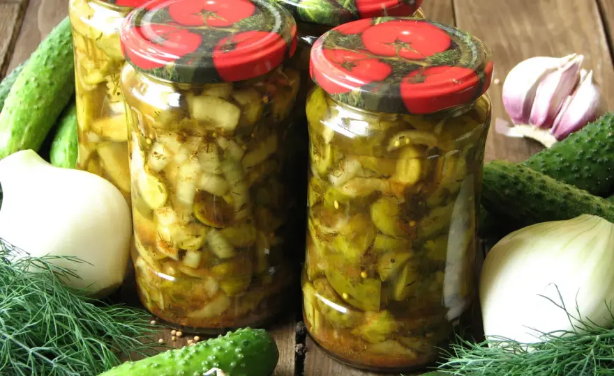 Ogórki w curry ze skórką - Jak zrobić je idealnie chrupiące?