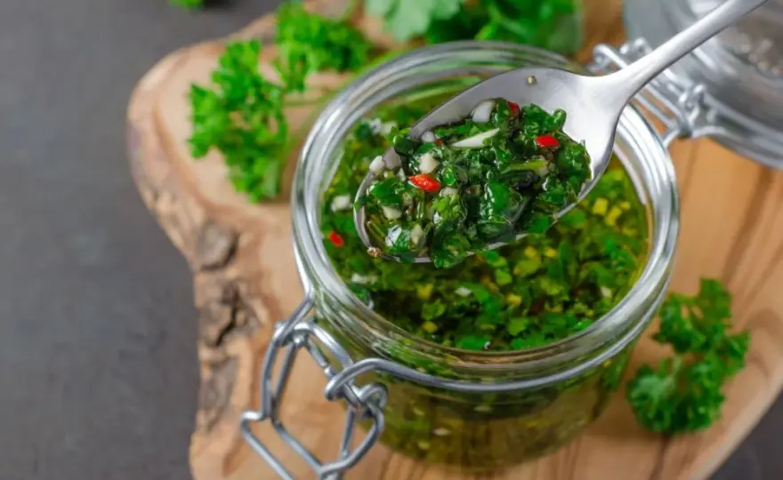 Chimichurri - jak zrobić idealny sos? Przepis i zastosowania