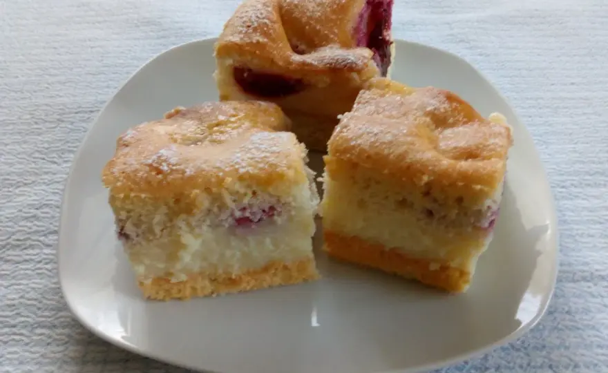 Jak przygotować ciasto na jasnym biszkopcie z budyniem?