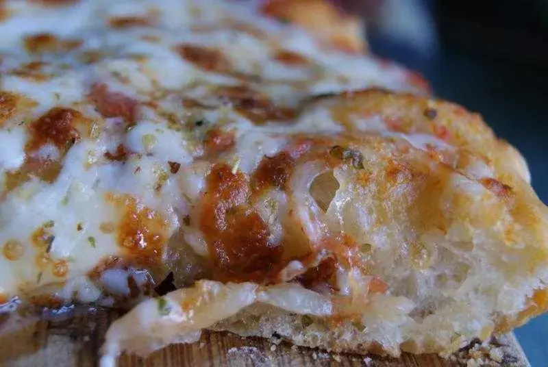 Najlepsze przepisy na ciasto do pizzy cienkie: Sprawdzone wskazówki
