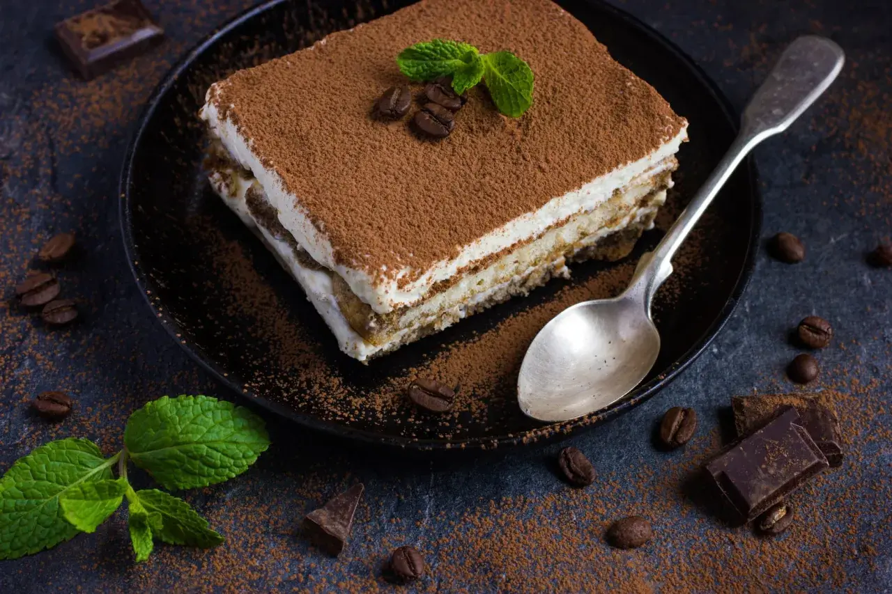 Pyszny, sprawdzony przepis na tiramisu z mascarpone. Kremowe warstwy biszkoptów i kawy, posypane kakao. Idealne na deser.