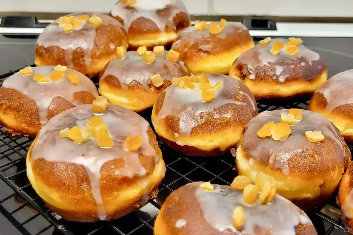 Pyszne pączki z lukrem i kandyzowaną skórką pomarańczową. Zastanawiasz się, ile kalorii ma pączek? Te wyglądają na słodką pokusę!