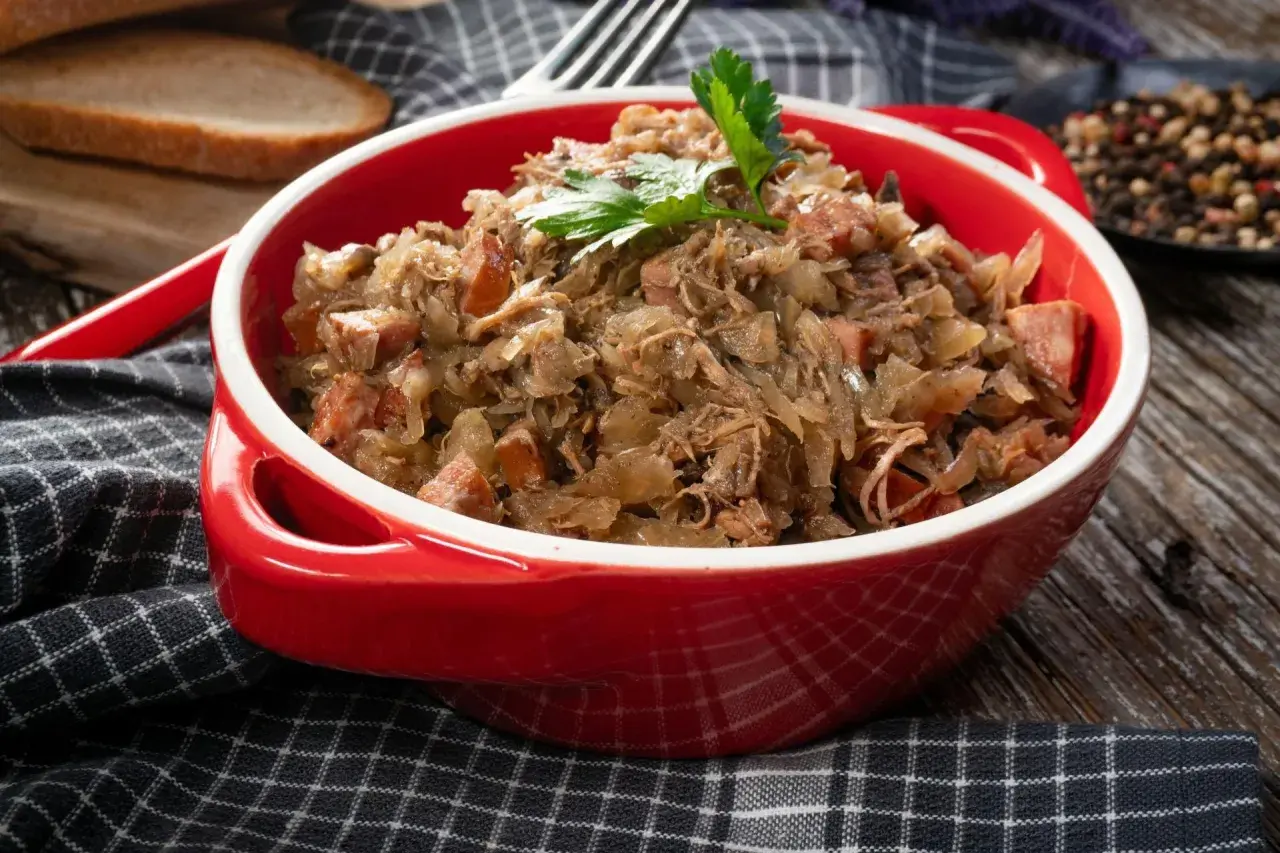 Pyszny bigos z kiszonej kapusty, idealny na zimowe dni. Oto jak zrobić bigos z kiszonej kapusty krok po kroku.
