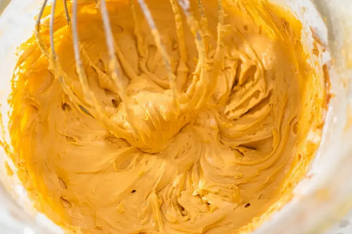 Mieszanie kremowego, złotego kremu z mascarpone. Idealny do deserów, ciast i tortów. Pyszne inspiracje, co zrobić z mascarpone.
