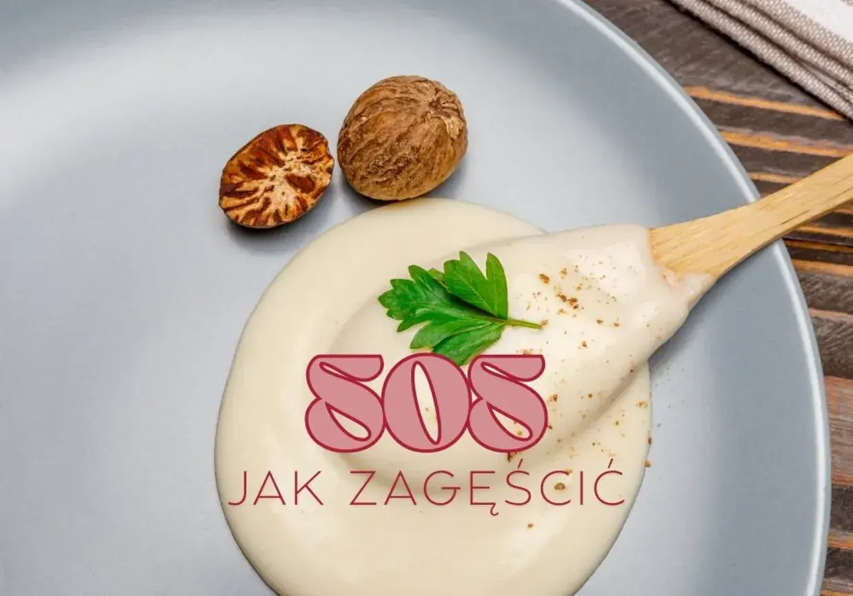 Gęsty sos śmietanowy na talerzu, z gałką muszkatołową i natką pietruszki. Tekst "SOS JAK ZAGĘŚCIĆ".
