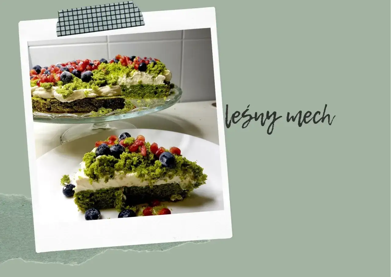 Zielone ciasto leśny mech na dużą blachę z kremem z serka mascarpone, ozdobione borówkami i granatem.