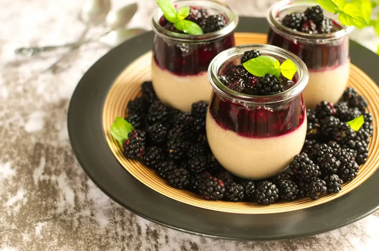 Panna cotta z jeżynami i miętą. Idealny deser, który możesz przygotować według tego prostego legumina przepisu.
