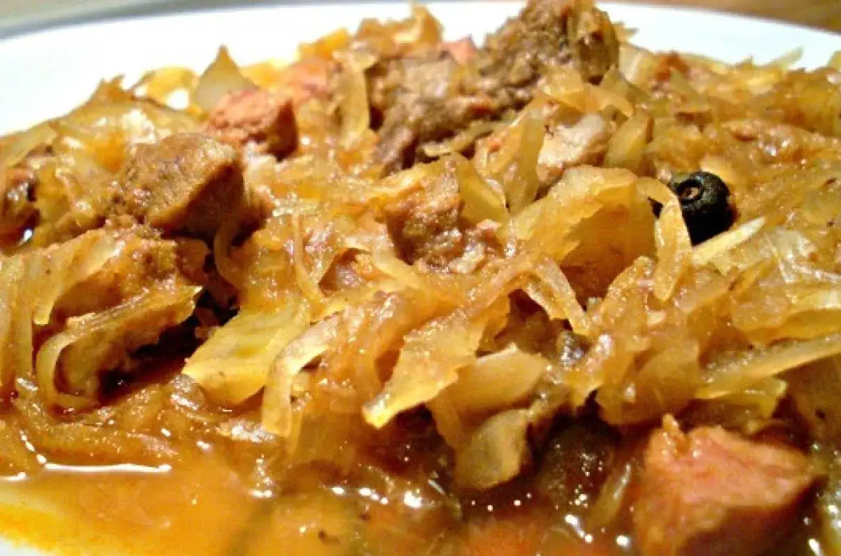Pyszny bigos z kiszonej kapusty i mięsa, idealny do przygotowania krok po kroku. Aromatyczny, sycący i pełen smaku.