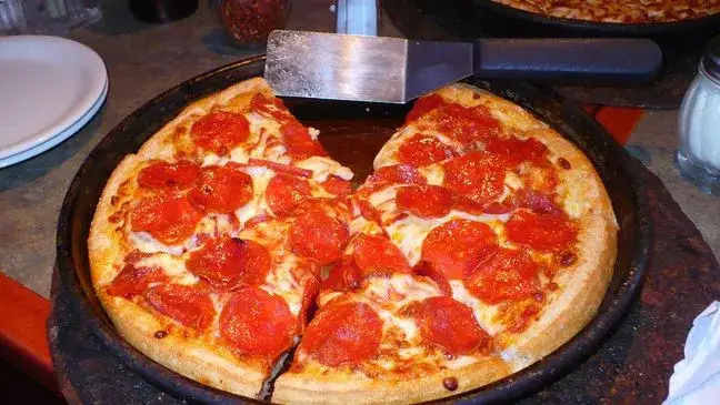 Zdjęcie Realna kaloryczność średniej pizzy - poznaj wartości najpopularniejszych rodzajów