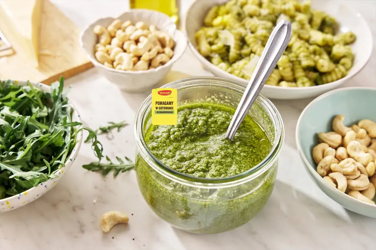 Świeże pesto z rukoli, orzechy nerkowca i makaron – składniki do pysznego dania.