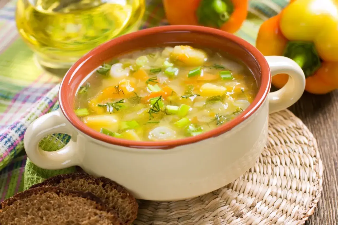 Aromatyczna zupa jarzynowa, idealna na lekki posiłek. Niskie zupa jarzynowa kcal.