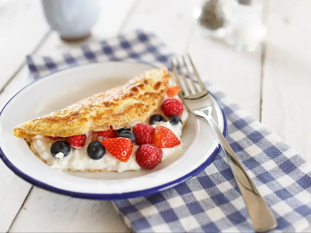 Słodki omlet z twarożkiem i owocami leśnymi. Idealny przepis na omlet na słodko.
