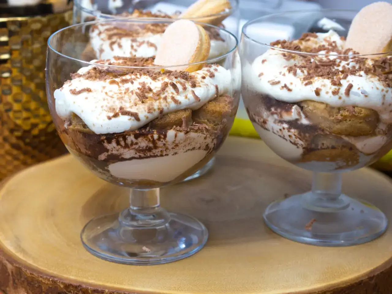 Najprostsze tiramisu w pucharkach, z biszkoptami, kremem i posypką kakaową. Idealne na deser.