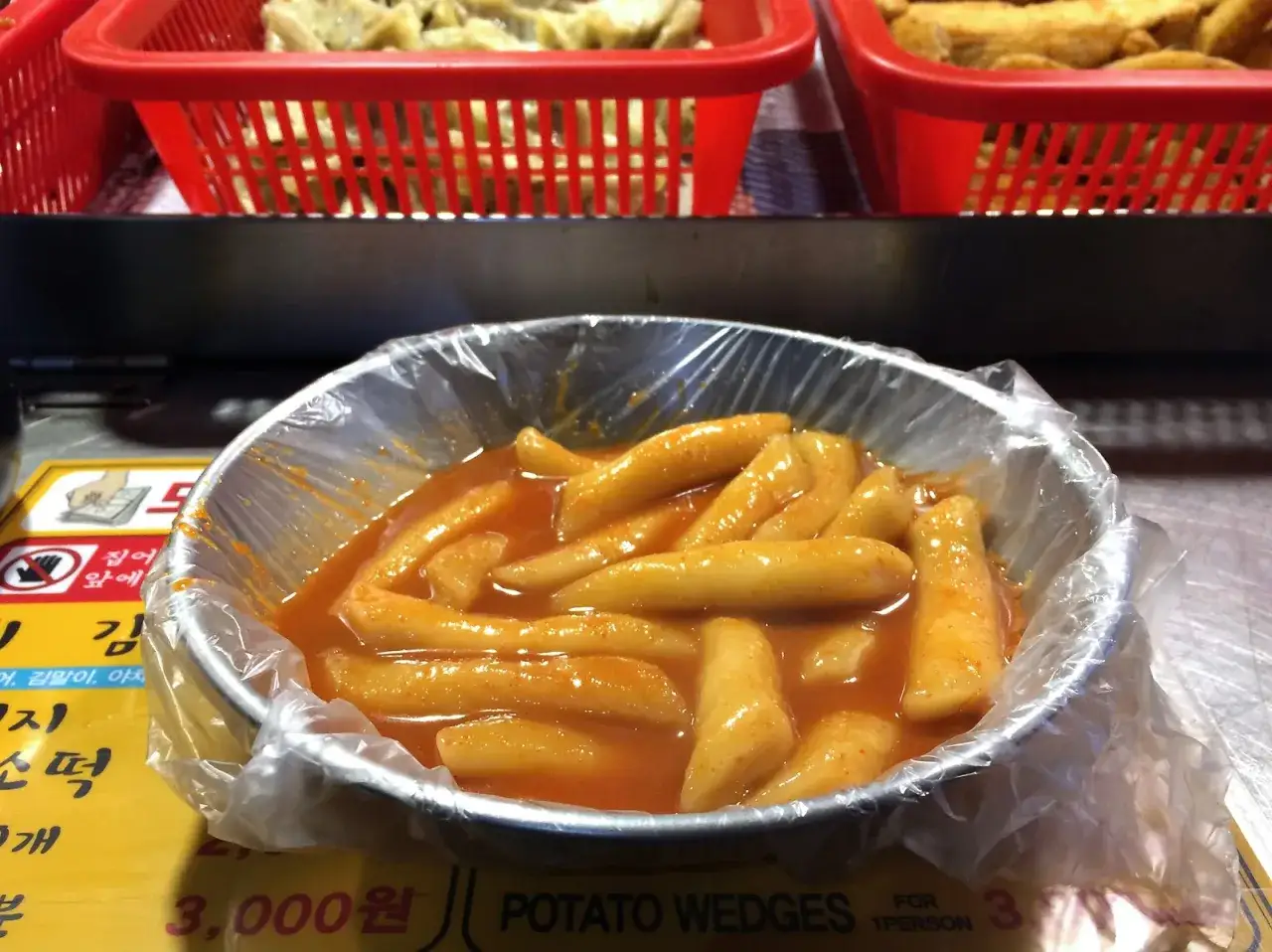 Tteokbokki, czyli koreańskie ciasto rybne, w pikantnym sosie. Idealne na szybką przekąskę, a przepis na nie jest prosty!