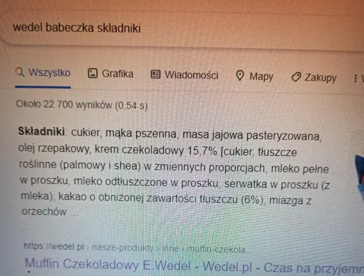 Szukasz informacji, ile kcal ma babeczka Wedel? Na ekranie widać składniki tej słodkości: cukier, mąka, krem czekoladowy.